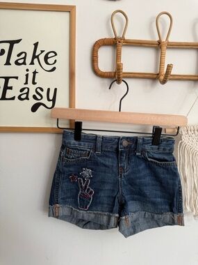 Old Navy - size 7 - embroidered peace sign denim shorts